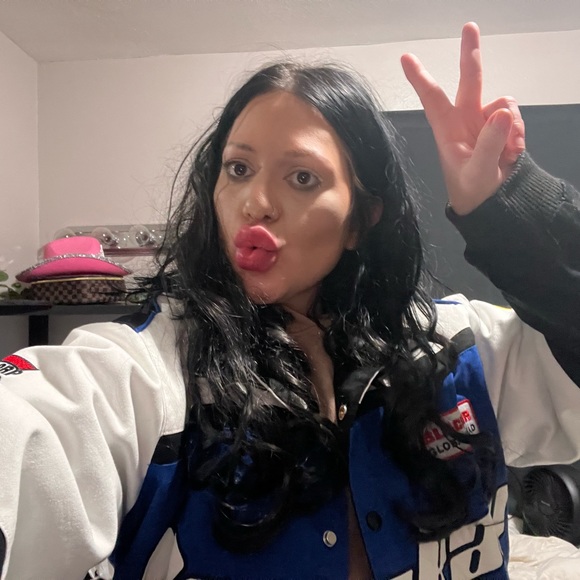 Meet your Posher, Andrea - Picture 2 of 5